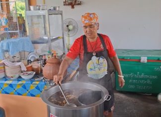 ไร้ชื่อป้าย!“ก๋วยจั๊บป้าไฉน”สูตรโบราณต้นตำหรับ อร่อยมัดใจลูกค้าแน่นทุกวัน