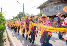 สืบสานบุญเดือน 6 ชาวชัยภูมิร่วมแห่มาลัยดอกไม้ยาว 990 เมตร ถวายเจ้าพ่อหมื่นแสน