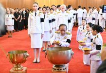 รมต.วัฒนธรรม นำผู้บริหาร-บุคลากรในสังกัด เข้าถวายน้ำสรงพระศพเบื้องหน้าพระรูป