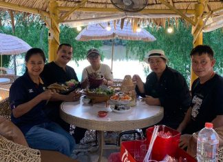 เสน่ห์ปูริมแม่น้ำตรัง ร้านอาหารฮาลาล สร้างจุดขายไม่เหมือนใคร ด้วยป้ายคำคมสะกิดใจ