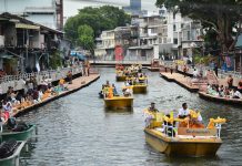 ตักบาตรทางเรือรอบเกาะรัตนโกสินทร์ในรอบ 240 ปีถวายเป็นพระราชกุศลในหลวง