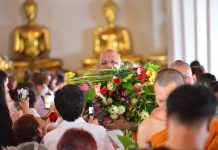 สืบสานพุทธประเพณีโบราณ!พุทธศาสนิกชนแน่นวัดโพธิ์ร่วมตักบาตรดอกไม้รับวันเข้าพรรษา