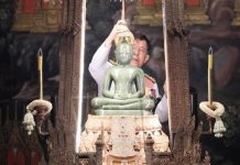 ‘ในหลวง-พระราชินี’ ทรงเปลี่ยนเครื่องทรงฤดูร้อนพระแก้วมรกตเป็นเครื่องทรงฤดูฝน